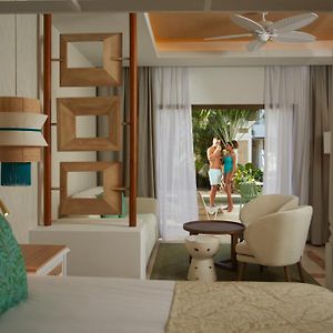 Junior Suite Deluxe Swim Up